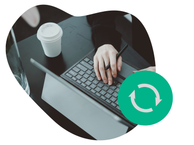 gdpr En kvinna som skriver vid datorn