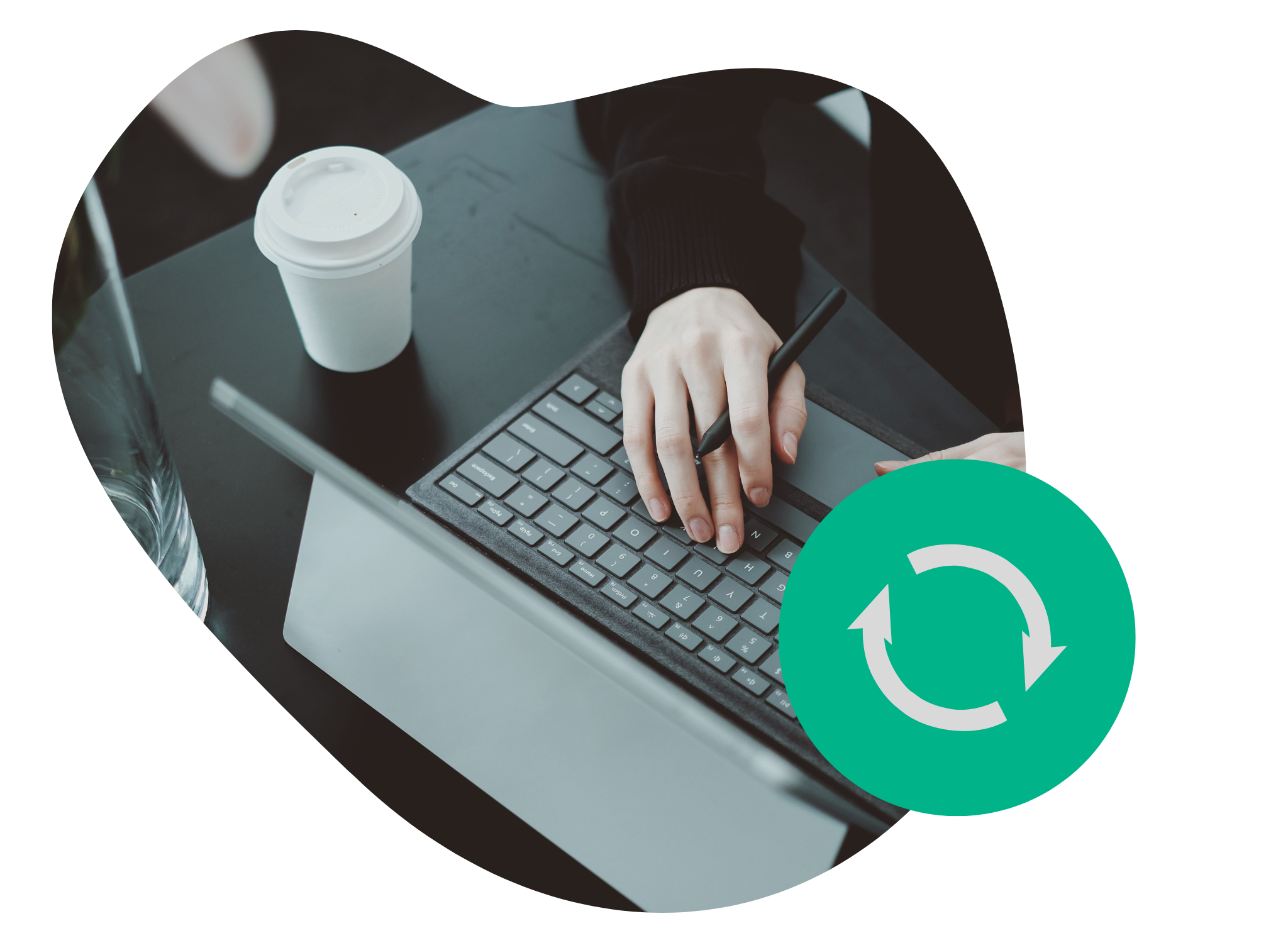 gdpr En kvinna som skriver vid datorn