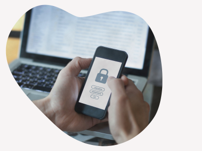 gdpr-verktyg-1 Bild på en som sitter och jobbar på datorn och på mobilen