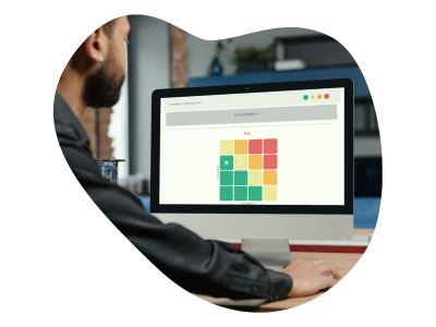 gdpr verktyg integrity En man sitter och jobbar vid datorn med integritets verktyg