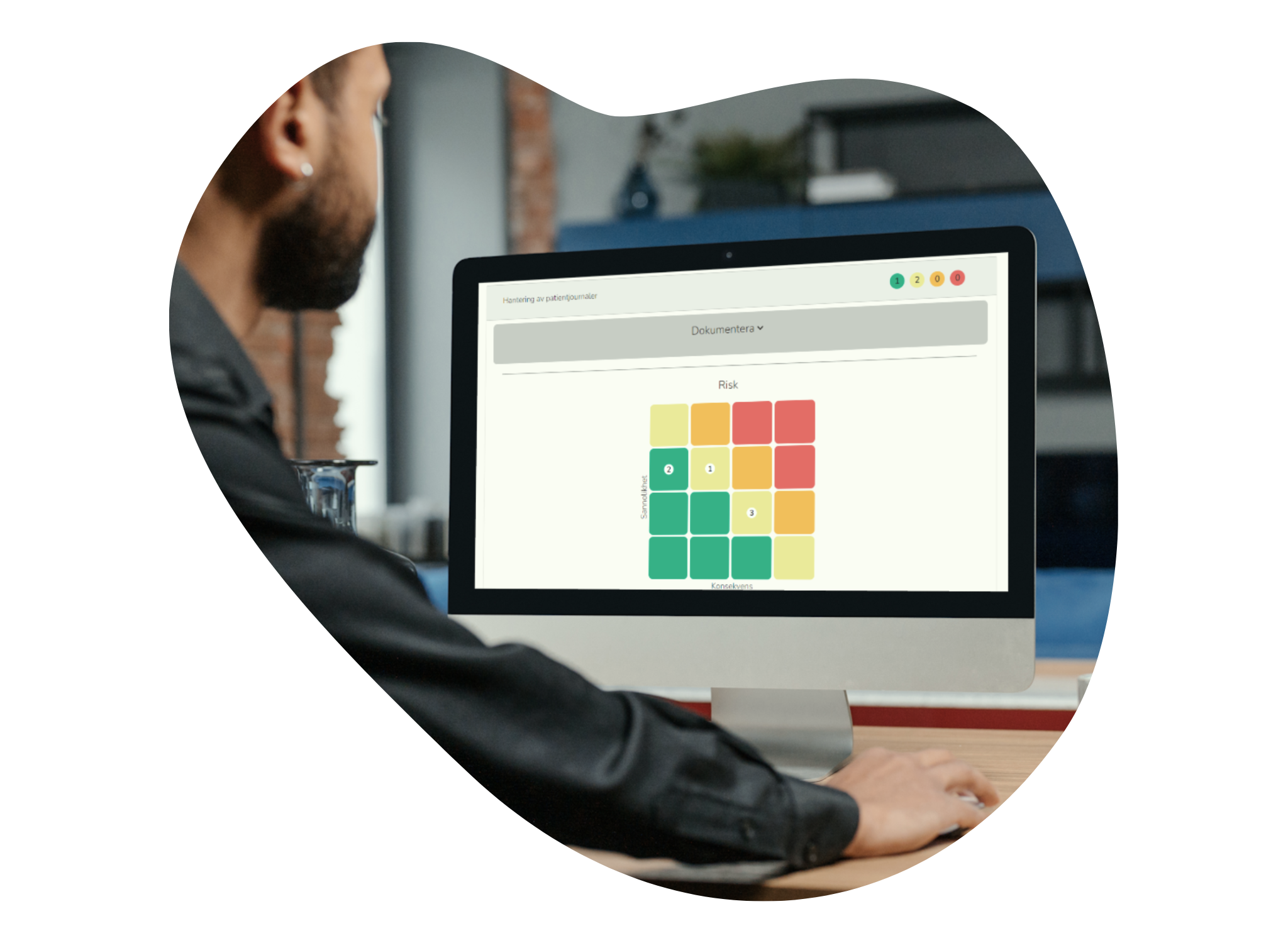 gdpr verktyg integrity En man sitter och jobbar vid datorn med integritets verktyg